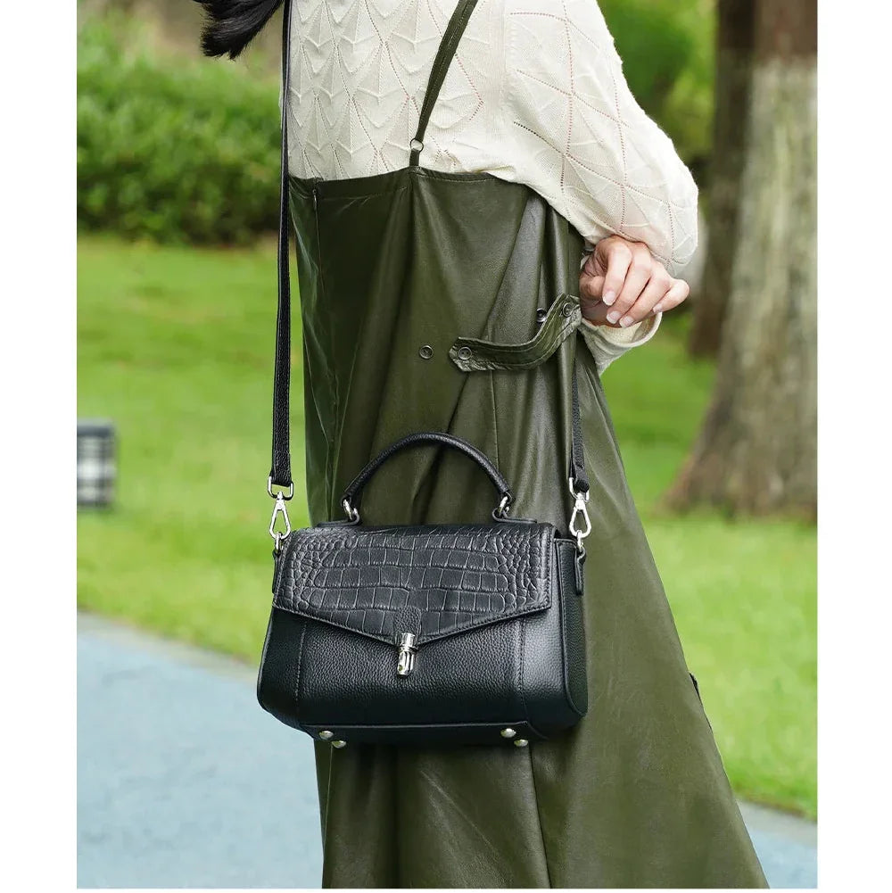 Bolsa de Ombro de Couro Genuíno Carmine | Shoulder Bags | Cores variadas | Detalhe 1 | Vivièn