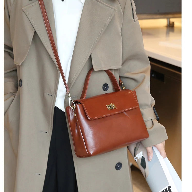 Bolsa Victoire caramelo usada transversalmente com trench coat | Vivièn