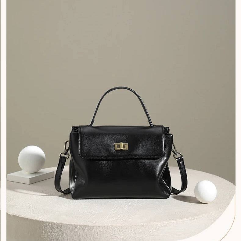 Bolsa Victoire preta em composição de estúdio minimalista | Vivièn
