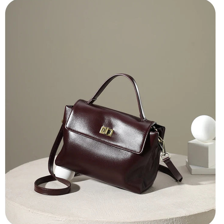 Bolsa Victoire vinho em composição de estúdio minimalista | Vivièn