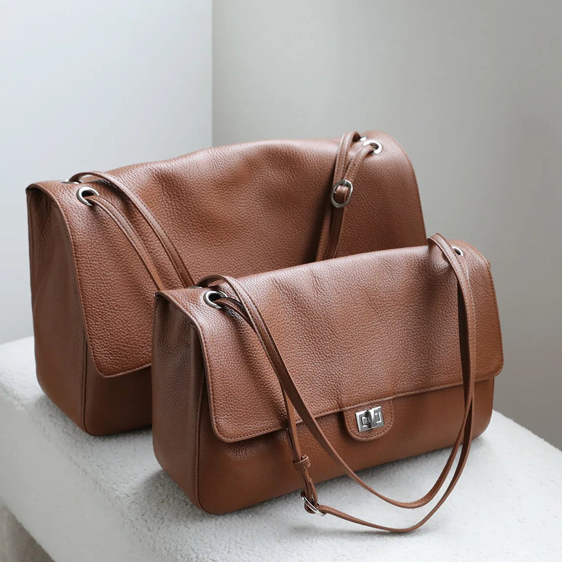Bolsa Turim caramelo em dois tamanhos e ambiente minimalista | Vivièn