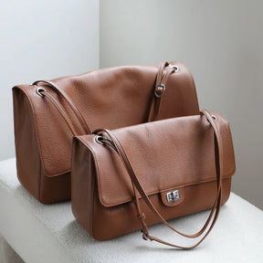 Bolsa Turim caramelo em dois tamanhos e ambiente minimalista | Vivièn