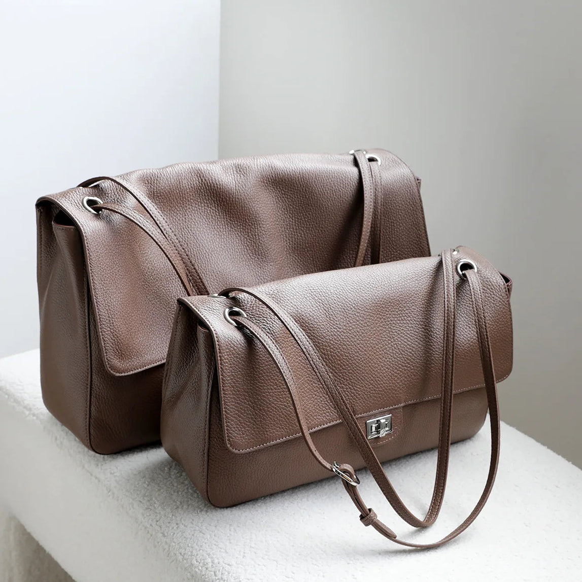 Bolsas Turim taupe em dois tamanhos e ambiente minimalista | Vivièn
