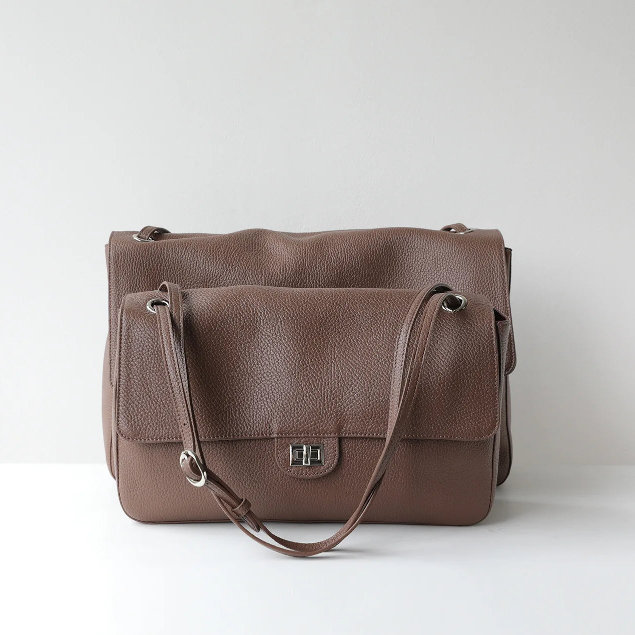 Bolsa Turim taupe em vista frontal com alça ajustável | Vivièn