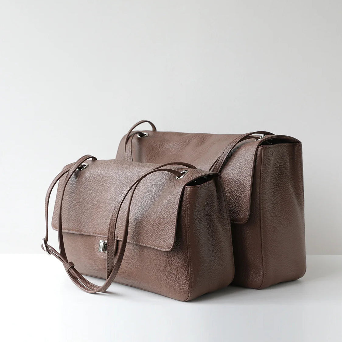 Bolsa Turim taupe em vista lateral e dois tamanhos | Vivièn