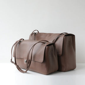 Bolsa Turim taupe em vista lateral e dois tamanhos | Vivièn
