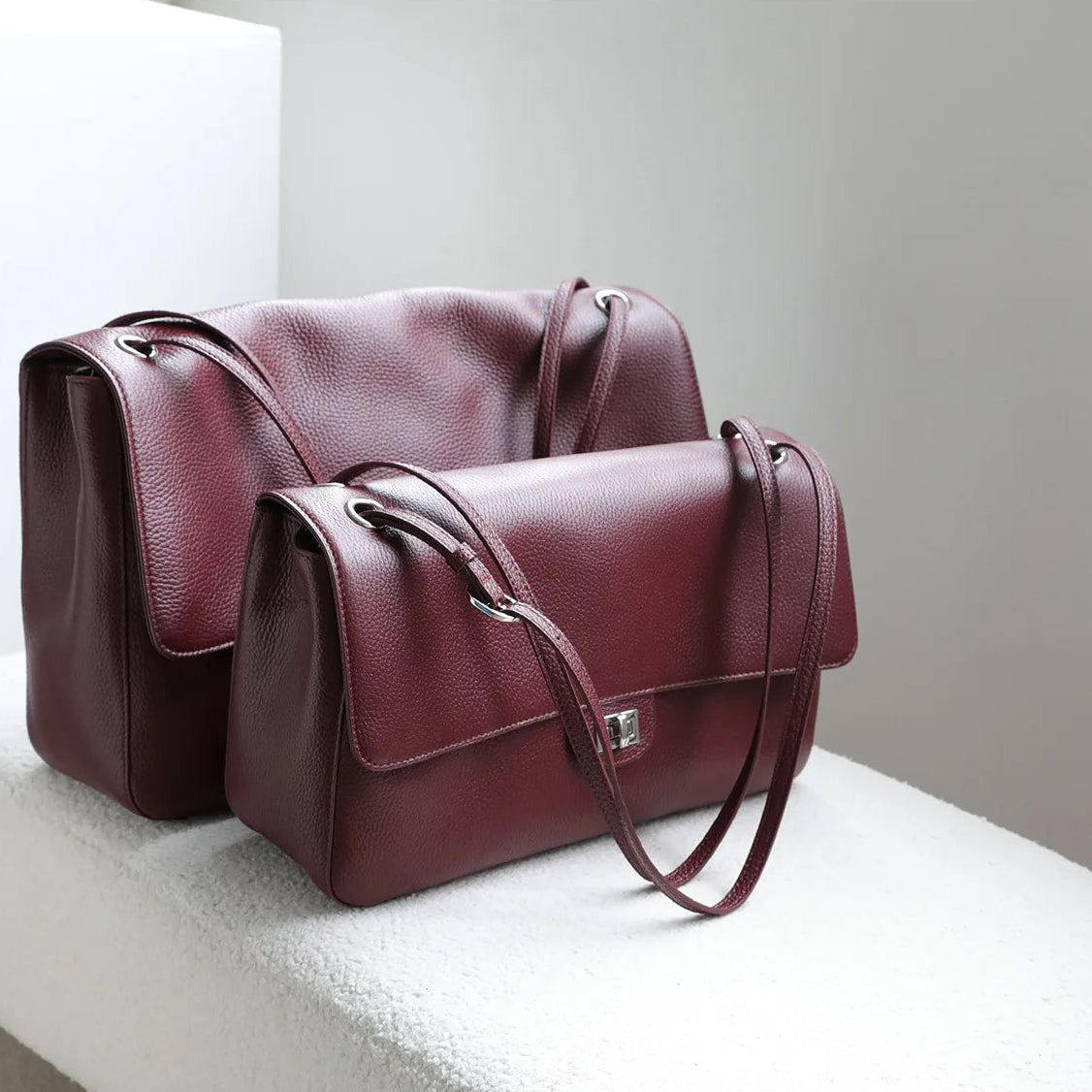 Bolsa Turim vinho em dois tamanhos e ambiente minimalista | Vivièn