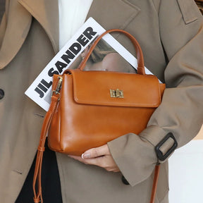 Bolsa Victoire caramelo usada com casaco bege | Vivièn