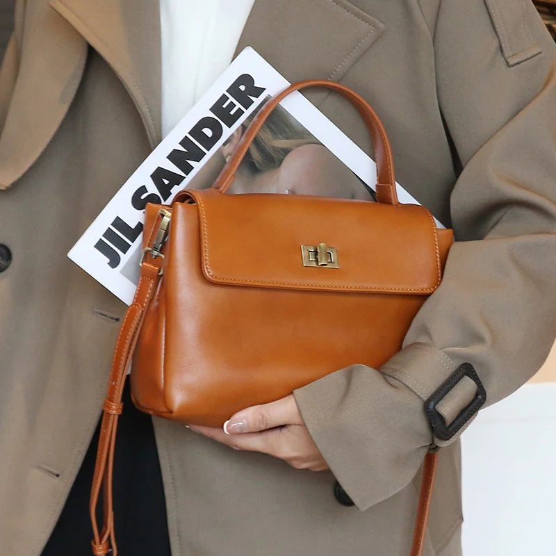 Bolsa Victoire caramelo usada com casaco bege | Vivièn