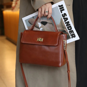 Bolsa Victoire caramelo em look casual sofisticado | Vivièn