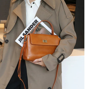 Bolsa Victoire caramelo apresentada em look urbano elegante | Vivièn