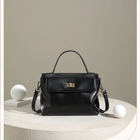 Bolsa Victoire preta em composição de estúdio minimalista | Vivièn