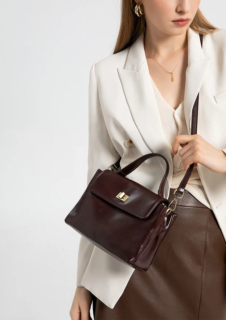 Bolsa Victoire vinho usada com blazer branco e calça marrom | Vivièn