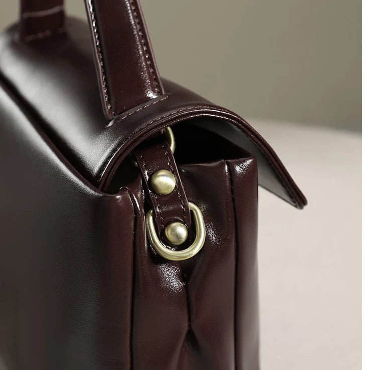 Ferragem lateral e acabamento da Bolsa Victoire vinho | Vivièn