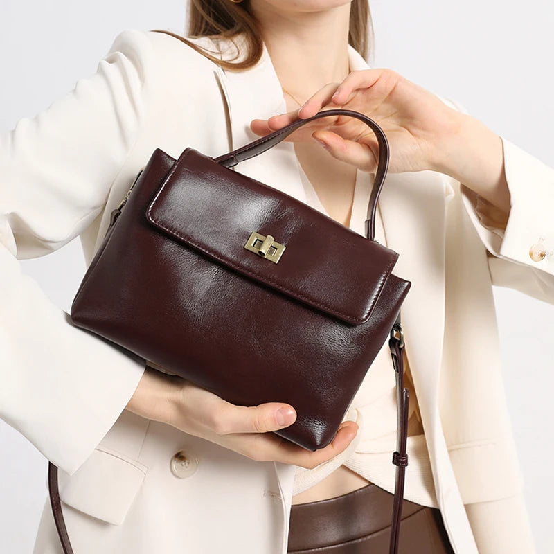 Bolsa Victoire vinho apresentada com look de alfaiataria | Vivièn