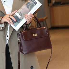 Bolsa Victoire vinho usada na mão em ambiente urbano | Vivièn