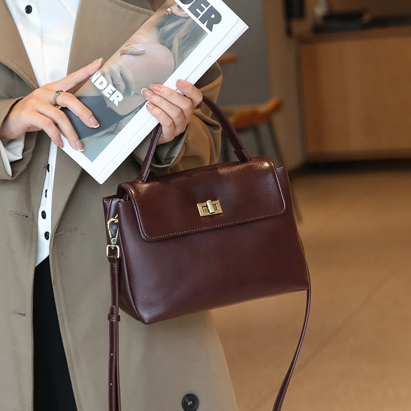 Bolsa Victoire vinho usada na mão em ambiente urbano | Vivièn
