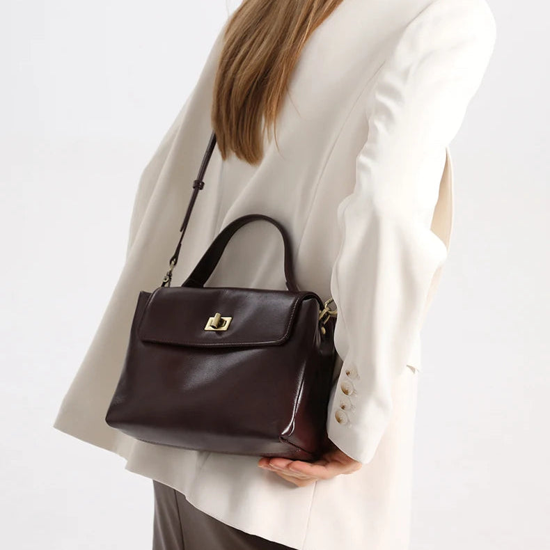 Bolsa Victoire vinho usada na mão em look elegante | Vivièn