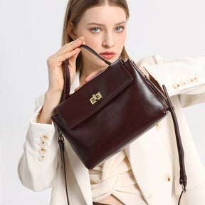 Bolsa Victoire vinho usada no ombro com blazer branco | Vivièn
